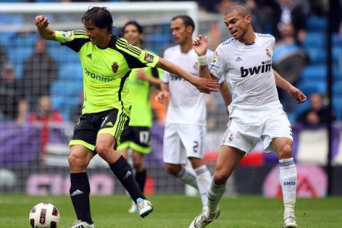 MADRID, SPAIN - APRIL 30:  Jorge Lopez of Real Zaragoza holds off Pepe of Real Madrid during the La Liga match between Real Madrid and Real Zaragoza at Estadio Santiago Bernabeu on April 30, 2011 in Madrid, Spain.  (Photo by Julian Finney/Getty Images)