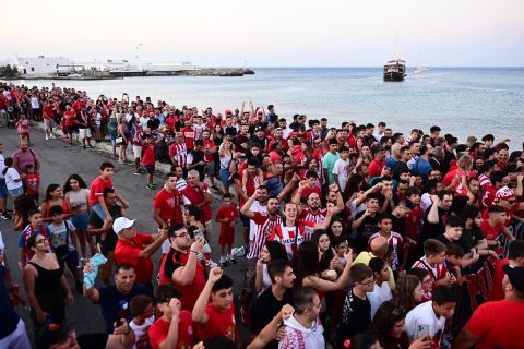 Χιλιάδες φίλοι του Ολυμπιακού κατέκλυσαν την προβλήτα στο Μανδράκι στη Ρόδο για τα ευρωπαϊκά τρόπαια