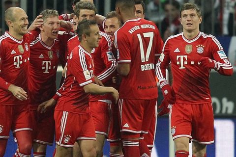 MUNICH, GERMANY - MARCH 15:  Bastian Schweinsteiger (2ndL) of Bayern Muenchen celebrates his first goal with teammates during the Bundesliga match between Bayern Muenchen and Bayer Leverkusen at Allianz Arena on March 15, 2014 in Munich, Germany.  (Photo by Alexandra Beier/Bongarts/Getty Images)