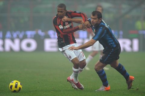 MILAN, ITALY - NOVEMBER 14:  Dejan Stankovic of FC Internazionale Milano clashes with Robinho of AC Milan during the Serie A match between FC Internazionale Milano and AC Milan at Stadio Giuseppe Meazza on November 14, 2010 in Milan, Italy.  (Photo by Valerio Pennicino/Getty Images)