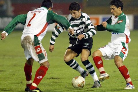 Sporting Lisbon's Cristiano Ronaldo (C) vies with Maritimo's Albertino (L) and Joel (R) during the Portuguese league match 15 November 2002 at Alvalade Stadium in Lisbon. 