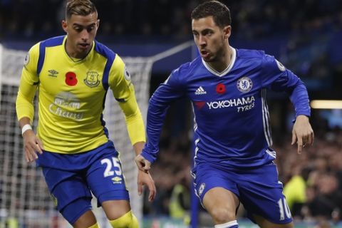 Chelsea's Eden Hazard, right, vies for the ball with Everton's Ramiro Funes Mori during the English Premier League soccer match between Chelsea and Everton at Stamford Bridge stadium in London, Saturday, Nov. 5, 2016. (AP Photo/Kirsty Wigglesworth)