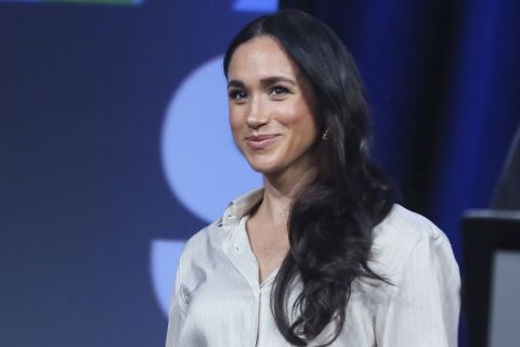 H Meghan Markle με σέξι ντεκολτέ και κόκκινο φόρεμα 