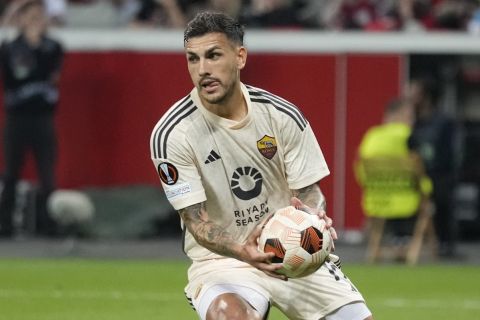 Roma's Leandro Paredes scores on a penalty kick during the Europa League second leg semi-final soccer match between Leverkusen and Roma at the BayArena in Leverkusen, Germany, Thursday, May 9, 2024. (AP Photo/Matthias Schrader)