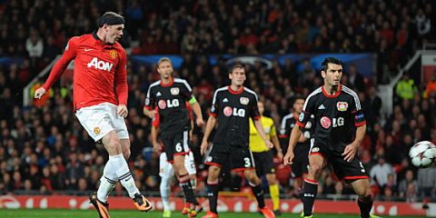 epa03871701 Manchester United's Wayne Rooney (L) scores the opening goal during the UEFA Champions League match between Manchester United and Bayer Leverkusen at the Old Trafford Stadium in Manchester, Britain, 17 September 2013. EPA/Peter Powell