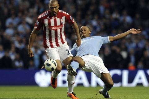 Manchester City's Vincent Kompany (R) challenges Stoke City's John Carew during their English Premier League soccer match in Manchester, northern England May 17, 2011. REUTERS/Nigel Roddis (BRITAIN - Tags: SPORT SOCCER) NO ONLINE/INTERNET USAGE WITHOUT A LICENCE FROM THE FOOTBALL DATA CO LTD. FOR LICENCE ENQUIRIES PLEASE TELEPHONE ++44 (0) 207 864 9000