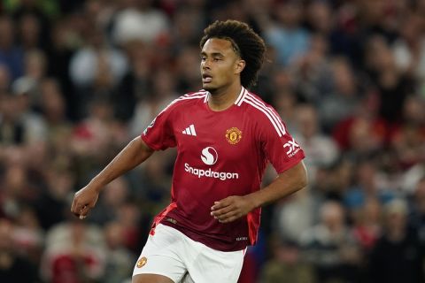 Manchester United's new signing Joshua Zirkzee runs during the English Premier League soccer match between Manchester United and Fulham at Old Trafford, Friday, Aug. 16, 2024, in Manchester, England. (AP Photo/Dave Thompson)