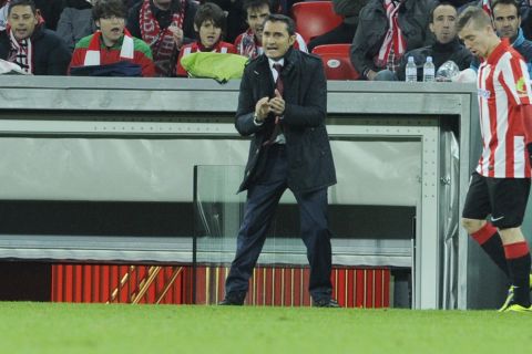 Partido de la Liga BBVA disputado entre el Athletic y el Barcelona. En la imagen, Valverde y Muniain.

League BBVA match played between Athletic and Barcelona. In this picture, Valverde and Muniain.