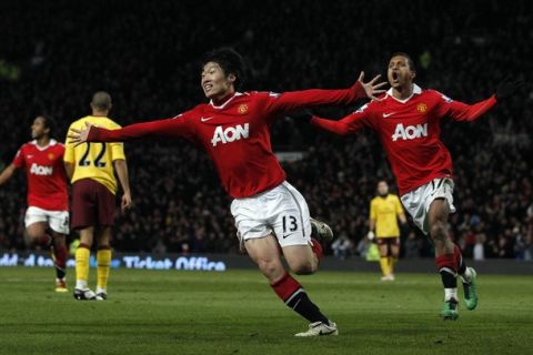 Manchester United's Park Ji-Sung (C) celebrates scoring against  Arsenal during their English Premier League soccer match at Old Trafford in Manchester, northern England, December 13, 2010.   REUTERS/Phil Noble (BRITAIN - Tags: SPORT SOCCER) . NO ONLINE/INTERNET USAGE WITHOUT A LICENCE FROM THE FOOTBALL DATA CO LTD. FOR LICENCE ENQUIRIES PLEASE TELEPHONE ++44 (0) 207 864 9000