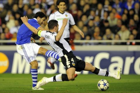 Schalke's Spanish striker Raul  (L)  shoots the ball to score against  Valencia's defender David Navarro (R) during the UEFA Champions League football match Valencia against Schalke 04 on February 15, 2011 at Mestalla stadium ,in Valencia.  AFP PHOTO / JOSE JORDAN (Photo credit should read JOSE JORDAN/AFP/Getty Images)