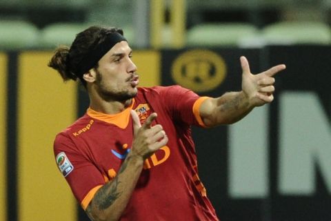 AS Roma's Argentine forward Pablo Daniel Osvaldo celebrates after scoring against Parma during their Serie A football match at Tardini stadium in Parma on September 25, 2011.   AFP PHOTO / VINCENZO PINTO (Photo credit should read VINCENZO PINTO/AFP/Getty Images)