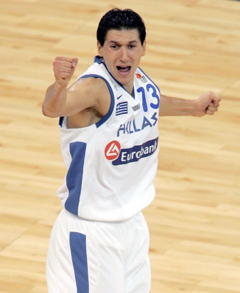 24 September 2005, during the semi final game Greece/France of the European basketball Championships at Belgrade Arena. AFP PHOTO ARIS MESSINIS