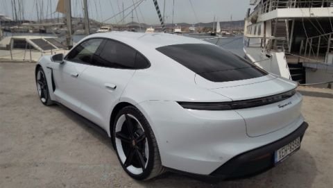 Όχι, δεν απογειώσαμε την ηλεκτρική Porsche Taycan των 571 ίππων