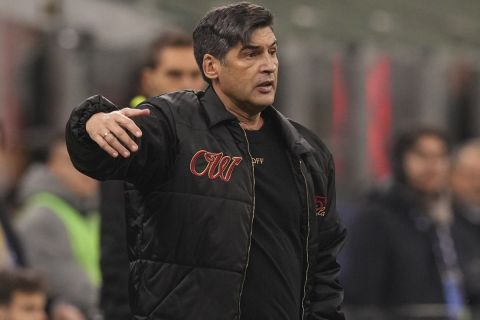 AC Milan's head coach Paulo Fonseca reacts during the Serie A soccer match between AC Milan and Juventus at the San Siro stadium in Milan, Italy, Saturday, Nov. 23, 2024. (AP Photo/Antonio Calanni)