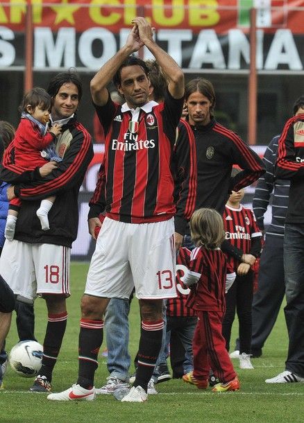 AC Milan's Alessandro Nesta greets supporters at the end of the Serie A soccer match against Novara at the San Siro stadium in Milan May 13, 2012.  REUTERS/Paolo Bona (ITALY - Tags: SPORT SOCCER)