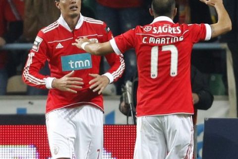 Benfica's Oscar Cardozo (L) celebrates his goal against Beira Mar with teammate Carlos Martins during their Portuguese Premier League soccer match at Aveiro city stadium November 28, 2010.   REUTERS/Jose Manuel Ribeiro (PORTUGAL - Tags: SPORT SOCCER)