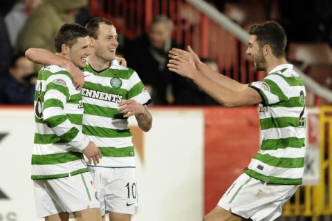 Celtic's Anthony Stokes (C) celebrates with Gary Hooper(L) and Charlie Mulgrew his goal against Aberdeen during their Scottish Premier League soccer match at Pittodrie Stadium in Aberdeen, Scotland, February 1, 2011. REUTERS/Russell Cheyne (BRITAIN - Tags: SPORT SOCCER)