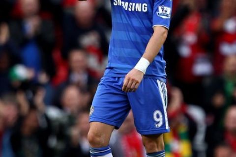 MANCHESTER, ENGLAND - SEPTEMBER 18:  Fernando Torres of Chelsea looks dejected during the Barclays Premier League match between Manchester United and Chelsea at Old Trafford on September 18, 2011 in Manchester, England.  (Photo by Clive Brunskill/Getty Images)