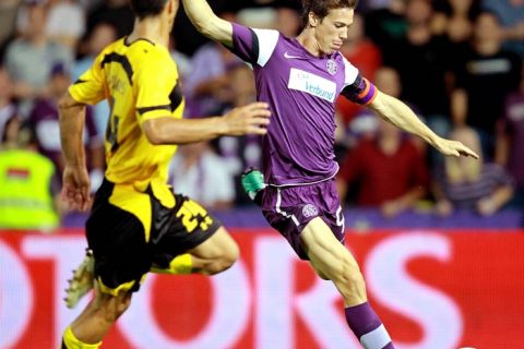 GEPA-26081087014 - WIEN,AUSTRIA,26.AUG.10 - FUSSBALL - UEFA Europa League, Play-Off, FK Austria Wien vs Aris Thessaloniki. Bild zeigt Nikolaos Lazaridis (Aris) und Roland Linz (A.Wien). Foto: GEPA pictures/ Martin Hoermandinger