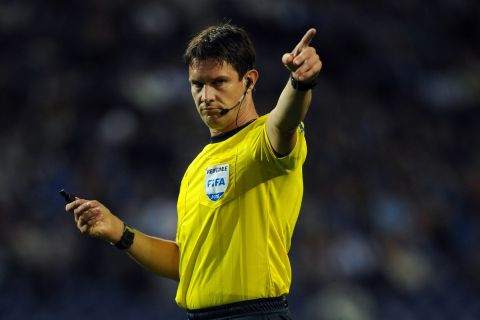 Referee Matej Jug gestures during a Champions League group G soccer match between FC Porto and FC Copenhagen at the Dragao stadium in Porto, Portugal, Wednesday, Sept. 14, 2016. (AP Photo/Paulo Duarte)