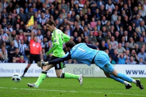 WEST BROMWICH, ENGLAND - APRIL 16:   Fernando Torres of Chelsea beats Scott Carson of West Bromwich Albion to score a disallowed goal during the Barclays Premier League match between West Bromich Albion and Chelsea at The Hawthorns on April 16, 2011 in West Bromwich, England. (Photo by Shaun Botterill/Getty Images)