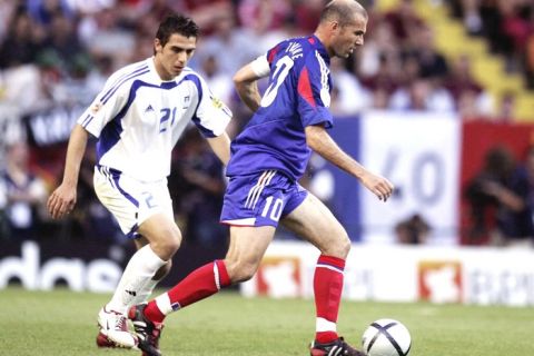 Fussball : Euro 2004 in Portugal , Viertelfinale Spiel 26 , Lissabon , 25.06.04
Frankreich - Griechenland ( FRA - GRE )
Konstantinos KATSOURANIS / GRE - Zinedine ZIDANE / FRA
Foto:BONGARTS/Martin Rose
ACHTUNG: Nutzungseinschraenkung siehe Dateiinformation!