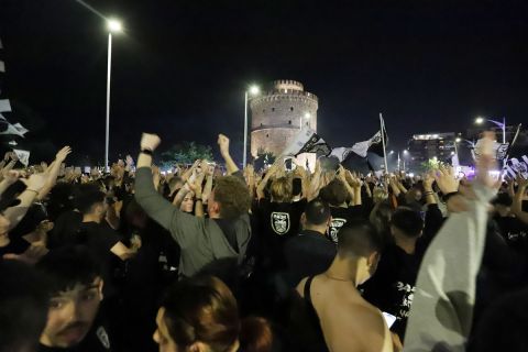 Οι πανηγυρισμοί των οπαδών του ΠΑΟΚ στον Λευκό Πύργο