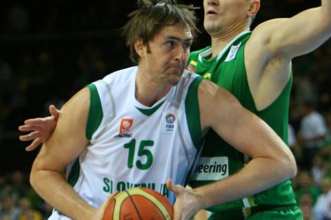 Slovenia's Erazem Lorbek (L) vies with Lithuania's Paulius Jankunas (R) during the EuroBasket 2011, crucial game, match between Slovenia and Lithuania in Kaunas, on September 15, 2011. AFP PHOTO / PETRAS MALUKAS (Photo credit should read PETRAS MALUKAS/AFP/Getty Images)