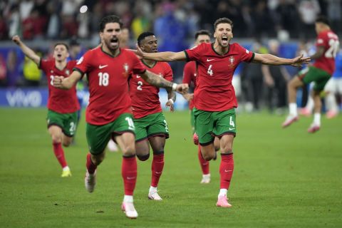 Οι παίκτες της Πορτογαλίας πανηγυρίζουν την πρόκριση στα προημιτελικά του Euro