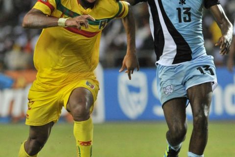 Mali's Seydou Keita (L) vies with Botswana's Boitumelo Mafoko (R) during the Africa Cup of Nations (CAN), Group D, football match between Mali and Bostwana at the stade de l'amitie, in Libreville on Febuary 1, 2012. AFP PHOTO / ISSOUF SANOGO (Photo credit should read ISSOUF SANOGO/AFP/Getty Images)