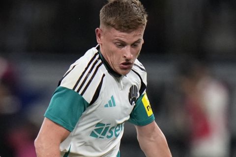 Newcastle's Harvey Barnes, right, makes a break from Yokohama F. Marinos' Keigo Sakakibara, left, and Yan Matheus, center, during a friendly soccer match in Tokyo, Saturday, Aug. 3, 2024.(AP Photo/Shuji Kajiyama)