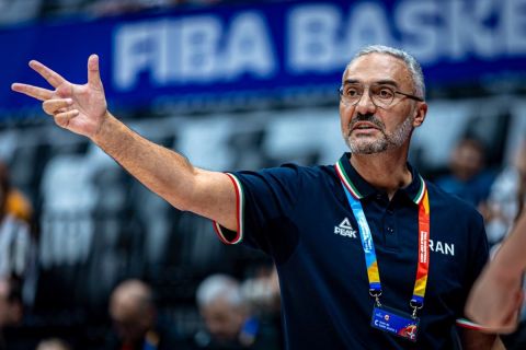 MundoBasket 2023: Ο προπονητής του Ιράν τα έριξε στους διαιτητές για την ήττα