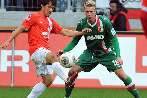 Fußball Bundesliga 2013/14 11. Spieltag: FC Augsburg - 1.FSV Mainz 05 am 03.11.2013 in der SGL-Arena in Augsburg (Bayern). Augsburgs Jan-Ingwer Callsen-Bracker (r) und der Mainzer Shinji Okazaki kämpfen um den Ball. Foto: Stefan Puchner/dpa (Wichtiger Hinweis: Aufgrund der Akkreditierungsbestimmungen der DFL ist die Publikation und Weiterverwertung im Internet und in Online-Medien während des Spiels auf insgesamt fünfzehn Bilder pro Spiel begrenzt.)