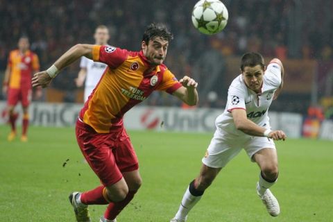 Manchester United's Javier Hernandez, right, and Albert Riera of Galatasaray fight for the ball during their Champions League group H soccer match at TT Arena Stadium in Istanbul, Turkey, Tuesday, Nov. 20, 2012. (AP Photo)