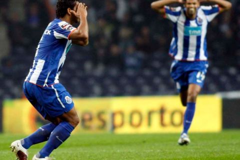 FC Porto's Guarin (L) celebrates the scoring of a goal against Marítimo during the Portuguese First League soccer match at Dragão stadium in Porto, Portugal, 08 january 2011. JOSE COELHO/LUSA PORTUGAL SOCCER FIRST LEAGUE