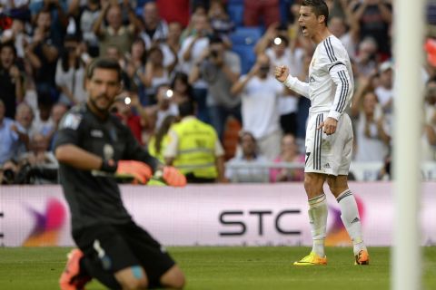 Partido de Liga entre el Real Madrid y el Getafe en el Bernabéu. En la imagen, Cristiano Ronaldo celebra su gol. Spanish League match between Real Madrid and Getafe. In this picture, Cristiano Ronaldo celebrates his goal.