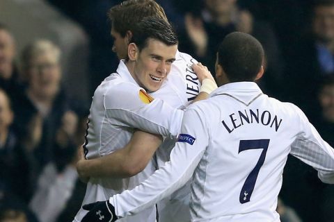 LONDON, ENGLAND - MARCH 07:  Gareth Bale of Tottenham Hotspur (L) celebrates with goalscorer Jan Vertonghen after he scores his side's third goal with team mate Aaron Lennon during the UEFA Europa League Round of 16 First Leg match between Tottenham Hotspur and FC Internazionale Milano at White Hart Lane on March 7, 2013 in London, England.  (Photo by Richard Heathcote/Getty Images)