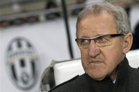 Juventus' coach Luigi Delneri looks on before the start of an Italian Cup quarter-final soccer match between Juventus and AS Roma, at Turin's Olympic stadium, Italy, Sunday, Jan. 27, 2011. (AP Photo / Alberto Ramella)