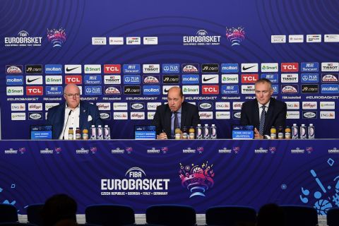 O Πρόεδρος της FIBA Europe, Τουργκάι Ντεμιρέλ (κέντρο), ο Executive Director της FIBA, Καμίλ Νόβακ (δεξιά) και ο Πρόεδρος της γερμανικής ομοσπονδίας, Ίνγκο Βάις (αριστερά).