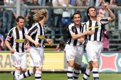 Juventus' Nicola Legrottaglie, right, celebrates after scoring joined by his teammates Cristian Molinaro, second from right, Alessandro Del Piero, left, and Pavel Nedved, of the Czech Republic, during an Italian first division soccer match between Atalanta and Juventus, at the Comunale stadium in Bergamo, Italy, Sunday, April 20, 2008. (AP Photo/Felice Calabro')