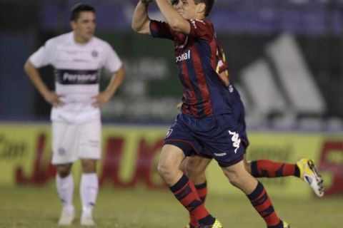 Juan Manuel Iturbe(R) of Paraguay's Cerro Porteno reacts after scoring a goal against Olimpia against Olimpia at Defensores del Chaco stadium in Asuncion May 1, 2011. REUTERS/Jorge Adorno(PARAGUAY - Tags: SPORT SOCCER)