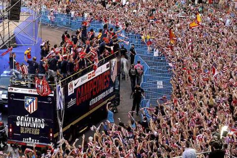 DEP105. MADRID, 01/09/2012.- Los jugadores del Atlético de Madrid ofrecen la Supercopa de Europa a sus aficionados hoy, 1 de septiembre de 2012, en la Plaza de Neptuno de la capital de España. EFE/JuanJo Martín