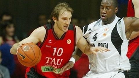 TAU Baskonia's Zoran Planinic (L) vies with Partizan Igokea's Milt Palacio (R) during their Play Off, first leg, Euroleague Basket match at the Fernando Buesa Arena, on April 1, 2008. AFP PHOTO/ Rafa RIVAS