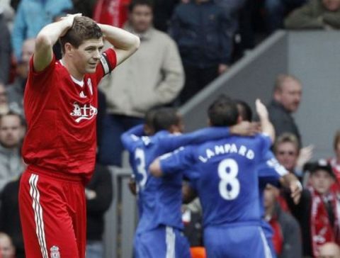 Liverpool's Steven Gerrard (L) reacts after his error led to a Chelsea goal during their English Premier League soccer match at Anfield in Liverpool, northern England May 2, 2010. REUTERS/Phil Noble (BRITAIN - Tags: SPORT SOCCER) NO ONLINE/INTERNET USAGE WITHOUT A LICENCE FROM THE FOOTBALL DATA CO LTD. FOR LICENCE ENQUIRIES PLEASE TELEPHONE ++44 (0) 207 864 9000