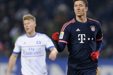 Jubel ueber das 1:0 durch Torschuetze Robert LEWANDOWSKI (FC Bayern). Hinten Matthias OSTRZOLEK (HSV) enttaeuscht.
 
Fussball: 1.Bundesliga:  Hamburger SV - FC Bayern Muenchen, Hamburg, 22.01.2016

Football: Soccer German 1st Bundesliga/ 1st Division: Hamburger SV vs. FC Bayern Munich, Hamburg, January 22, 2016