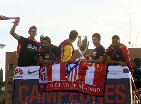 DEP98. MADRID, 01/09/2012.- Los jugadores del Atlético de Madrid ofrecen la Supercopa de Europa a sus aficionados hoy, 1 de septiembre de 2012, en la salida del estadio Vicente Calderón de la capital de España. EFE/Víctor Lerena