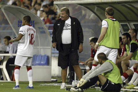 Wales' head coach John Toshack (C) gives instructions to his players during their Euro 2012 qualifying soccer match against Montenegro in Podgorica September 3, 2010. REUTERS/Stevo Vasiljevic (MONTENEGRO - Tags: SPORT SOCCER)