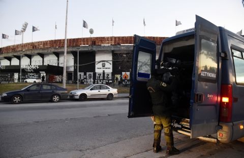 Δολοφονία 19χρονου: Έφοδος στο σύνδεσμο οπαδών στο γήπεδο της Τούμπας, πέντε σακούλες γέμισαν οι αστυνομικοί