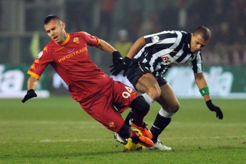 TURIN, ITALY - JANUARY 27:  Felipe Melo of Juventus FC clashes with Jeremy Menez of AS Roma during the Tim Cup match between Juventus FC and AS Roma at Olimpico Stadium on January 27, 2011 in Turin, Italy.  (Photo by Valerio Pennicino/Getty Images)