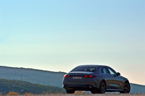 Δοκιμή της Mercedes-Benz E220d: Η ξεχασμένη γοητεία των sedan και της υψηλής ποιότητας